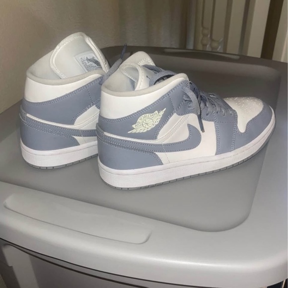 Air Jordan 1 Mid College Gray high tops